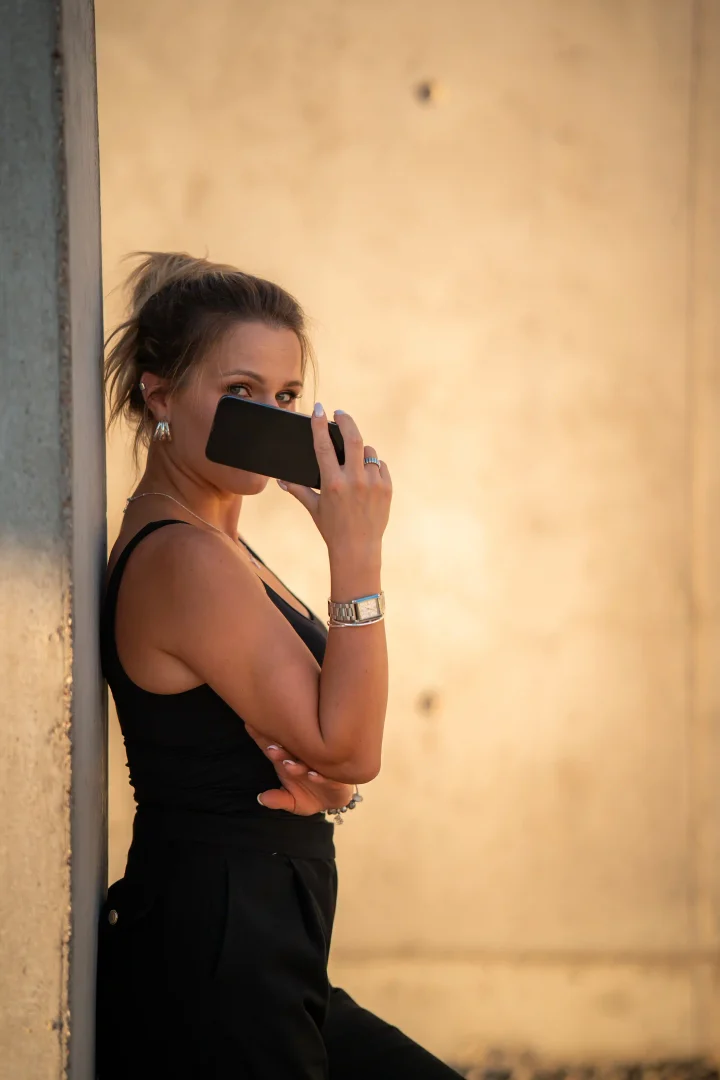 Aleksandra Molenda, właścicielka Ślubnej Marki i wedding content creatorka na pozowanym zdjęciu.