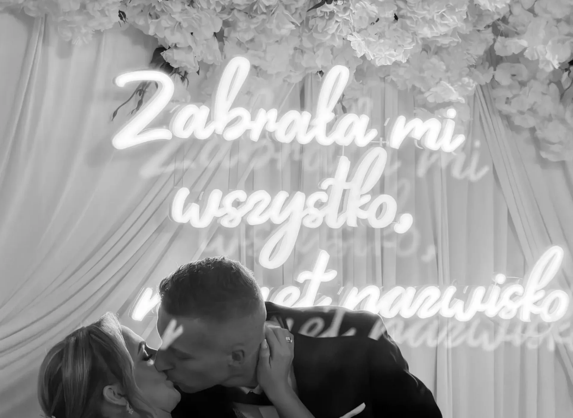 Wypożyczany neon na wesele „Zabrała mi wszystko, nawet nazwisko” za parą młodą