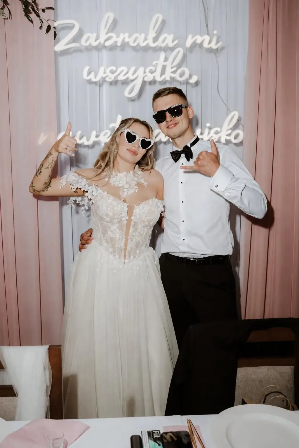 Para młoda na tle neonu ślubnego „Zabrała mi wszystko, nawet nazwisko” do wynajęcia